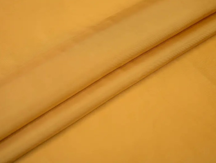 Polyesterová podšívka látky zlepšuje pohodlí a trvanlivost špičkových obleků